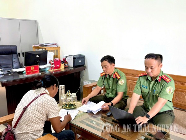 Cán bộ Phòng Quản lý Xuất nhập cảnh làm việc với công dân P.T.L sinh năm 1973 để làm rõ hành vi Khai không đúng sự thật để được cấp hộ chiếu