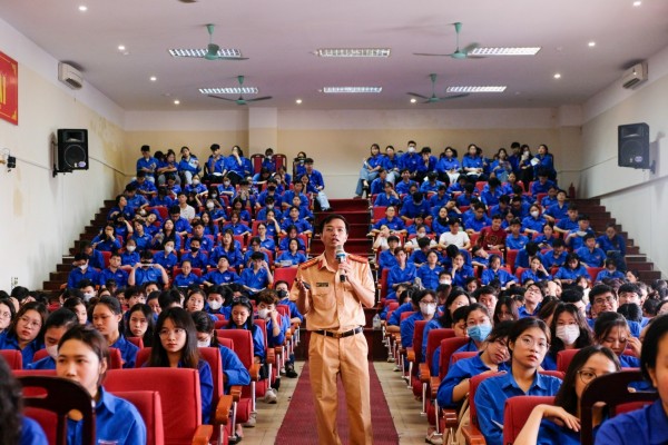 Tuyên truyền pháp luật về an toàn giao thông cho trên 1.600 sinh viên