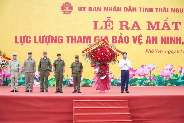 Đ/c Chủ tịch UBND tỉnh tặng hoa chúc mừng lực lượng bảo vệ ANTT ở cơ sở.