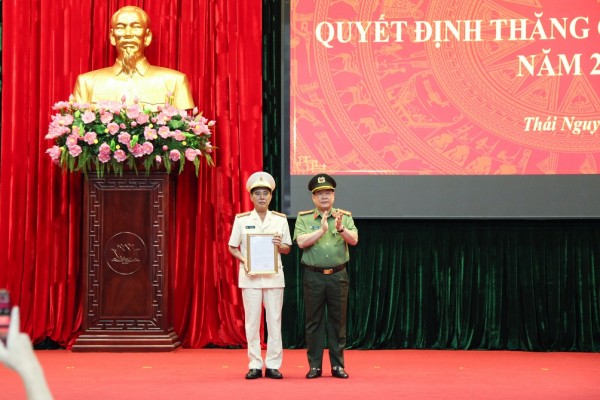 Đại tá Bùi Đức Hải – Giám đốc Công an tỉnh trao Quyết định nâng lương đối với Đại tá Đào Thế Hưng – Phó Giám đốc Công an tỉnh.