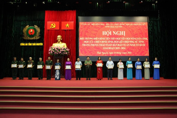 Lãnh đạo Công an tỉnh trao Giấy khen cho các tập thể, cá nhân có thành tích xuất sắc trong công tác phối hợp và xây dựng phong trào toàn dân bảo vệ ANTQ giai đoạn 2019-2024.