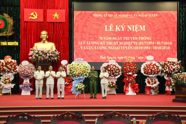 Lãnh đạo Công an tỉnh tặng hoa chúc mừng lực lượng Kỹ thuật nghiệp vụ và ngoại tuyến.