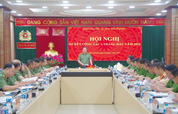 Đại tá Bùi Đức Hải- Ủy viên Ban Thường vụ Tỉnh ủy, Bí thư Đảng ủy, Giám đốc Công an tỉnh phát biểu chỉ đạo tại Hội nghị.