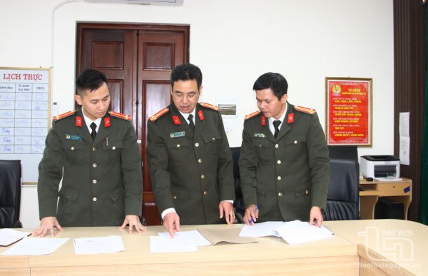 Cán bộ Phòng An ninh chính trị nội bộ (Công an tỉnh) trao đổi về vụ việc một số đối tượng sử dụng giấy tờ giả.