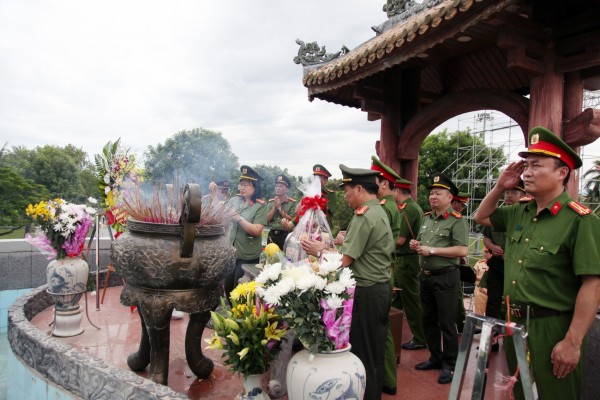 CBCS Công an tỉnh Thái Nguyên thắp nén tri ân tại dâng hương tại Di tích Quốc gia đặc biệt Thành cổ Quảng Trị.