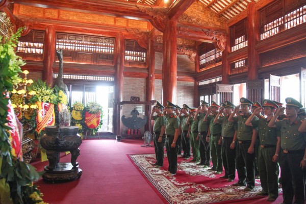 Công an tỉnh Thái Nguyên dâng hương tại Khu tưởng niệm Thanh niên xung phong Đại đội 915, phường Gia Sàng, thành phố Thái Nguyên.