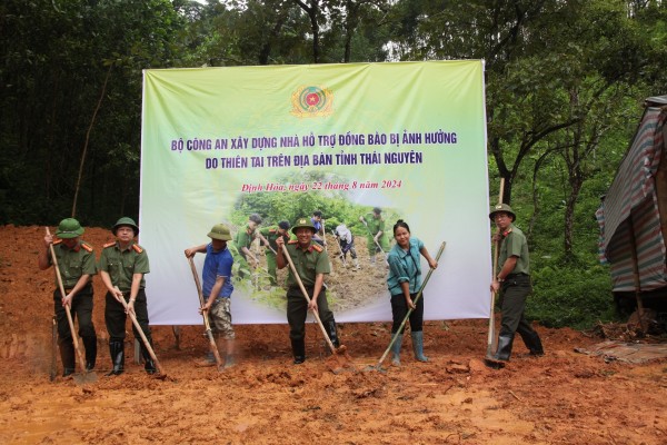 Lãnh đạo văn phòng BCA, lãnh đạo Công an tỉnh Thái Nguyên và gia đình ông Trần Văn Thêm khởi công công trình