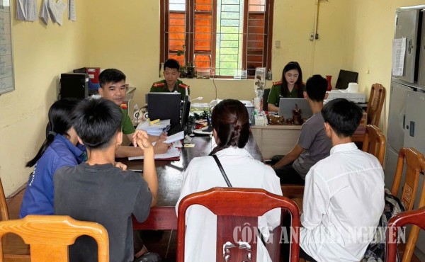 Công an xã Chợ Mới tuyên truyền, giáo dục học sinh vi phạm “độ chế” xe đạp điện