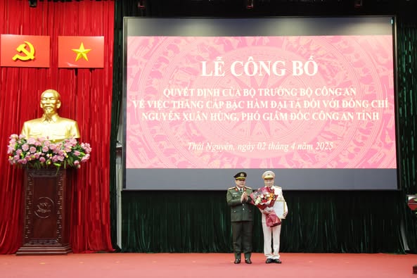 Công bố Quyết định thăng cấp bậc hàm Đại tá đối với Phó Giám đốc Công an tỉnh Thái Nguyên
