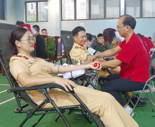 CBCS tham gia hiến máu tình nguyện.