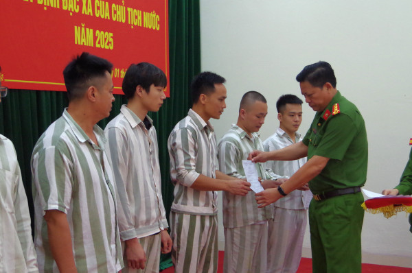 Đại tá Dương Đình Thành – Phó Giám đốc Công an tỉnh trao Quyết định đặc xá cho các phạm nhân.