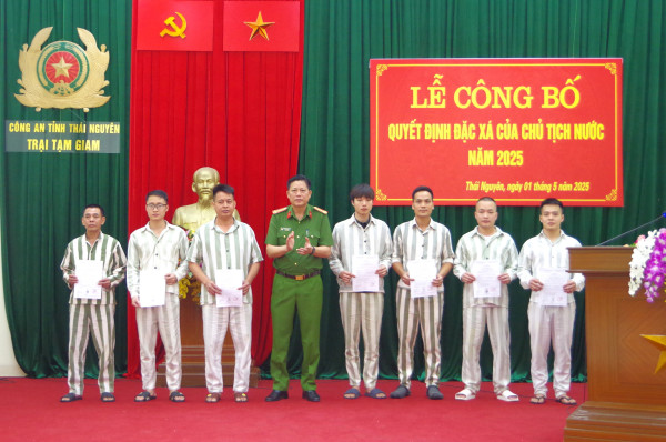 Đại tá Dương Đình Thành – Phó Giám đốc Công an tỉnh trao Quyết định đặc xá cho các phạm nhân.
