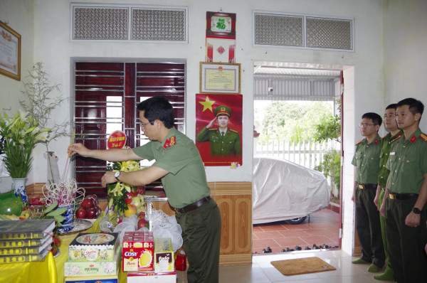 Công an tỉnh Thái Nguyên thăm hỏi, động viên gia đình liệt sỹ CAND Nguyễn Đăng Khải