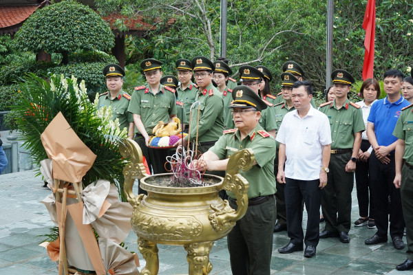 Đoàn Thanh niên Văn phòng Bộ Công an sinh hoạt chính trị tại ATK Định Hóa, Thái Nguyên