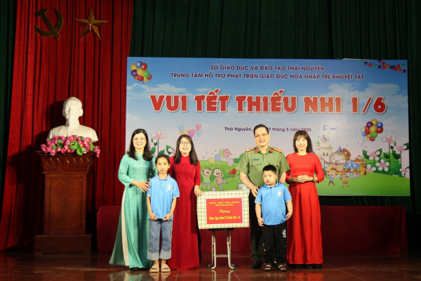 Lãnh đạo các sở, ngành tỉnh Thái Nguyên tặng quà trẻ khuyết tật