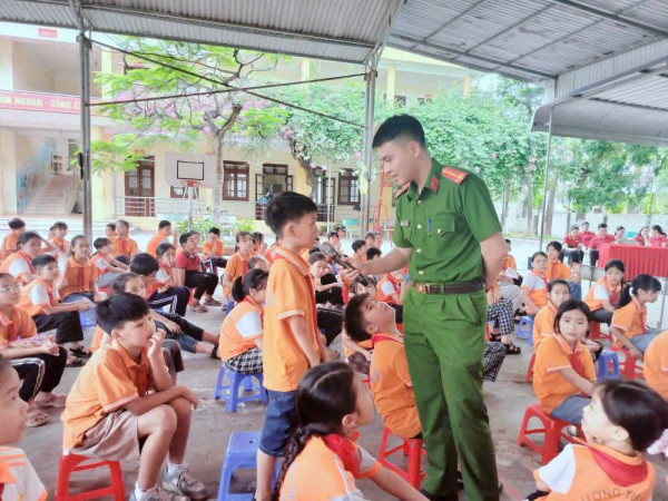Gần 7.000 cán bộ, giáo viên, học sinh được trang bị kiến thức phòng cháy, chữa cháy và trải nghiệm thực hành chữa cháy, thoát nạn trước khi nghỉ hè