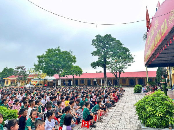 Trên 800 học sinh được tuyên truyền kiến thức về phòng cháy, chữa cháy và cứu nạn, cứu hộ