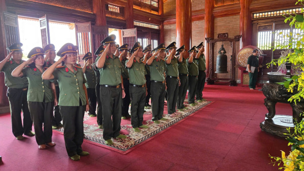 Dâng hoa, dâng hương tưởng niệm Chủ tịch Hồ Chí Minh, Đại tướng Võ Nguyên Giáp và các anh hùng liệt sĩ