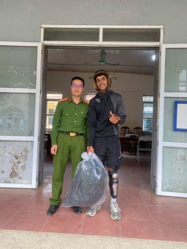 Công an xã Ba Bể tìm được tài sản bị rơi trả lại cho du khách người nước ngoài