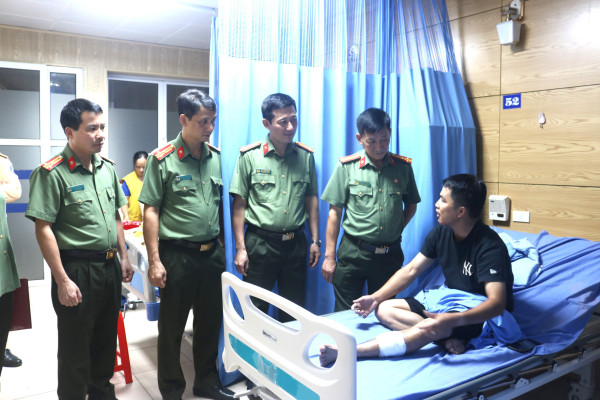 Lãnh đạo Công an tỉnh Thái Nguyên thăm hỏi, động viên hai cán bộ Công an bị thương trong quá trình thực hiện nhiệm vụ