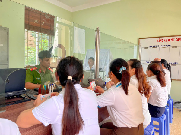 CÔNG AN XÃ PHÚ LẠC TRIỂN KHAI CÔNG TÁC THU NHẬN HỒ SƠ CẤP THẺ ĐẢNG VIÊN