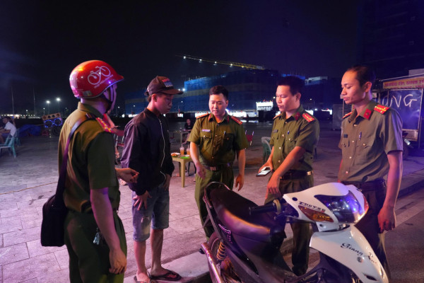 Tổ công tác kiểm tra phương tiện; Đồng chí Phó trưởng Công an phường triển khai nhiệm vụ và quán triệt trước khi tổ chức tuần tra, kiểm soát