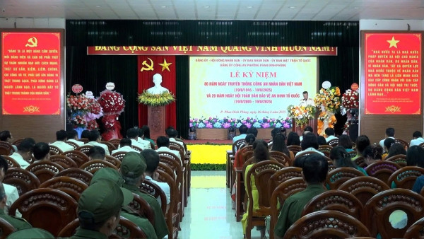 Đồng chí Thượng tá Phạm Thế Anh trưởng Công an phường phát biểu tại buổi lễ.