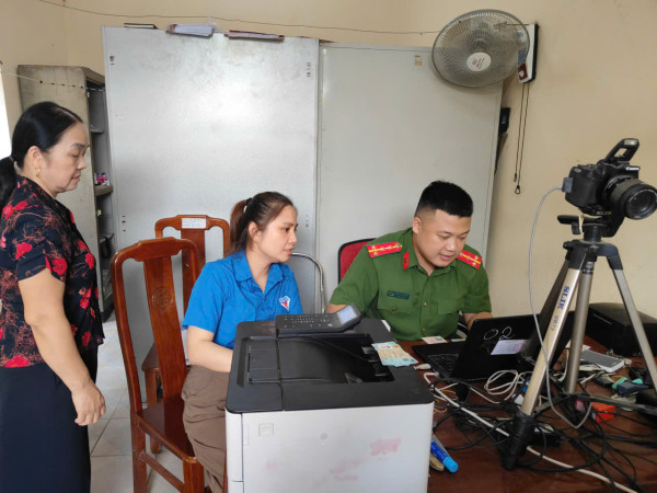 Công an xã Võ Nhai tích cực cấp đổi thẻ Đảng viên cho nhân dân