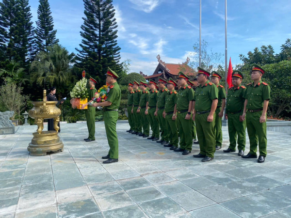 Hình ảnh Lãnh đạo, cán bộ Công an xã Định Hóa dâng hoa