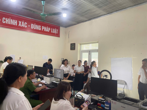 Lực lượng Công an xã tích cực thực hiện cấp đổi thẻ đảng viên trong ngày đầu thực hiện