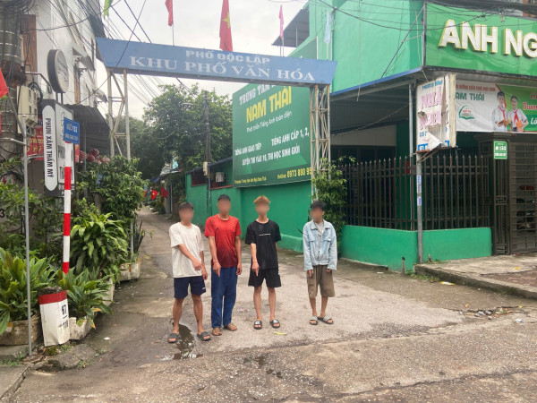 Công an phường đưa các đối tượng xác minh lại hiện trường