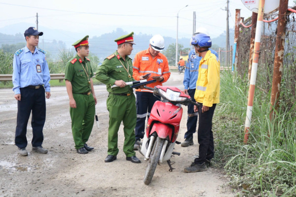 Cán bộ Công an xã An Khánh và Cty Núi Pháo phối hợp kiểm tra công nhân và phương tiện ra vào khu vực sản xuất, khai thác, chế biến khoáng sản.