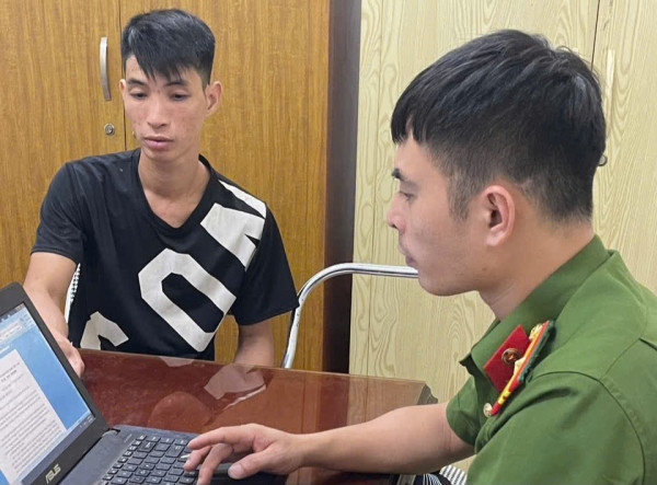 Cán bộ Công an phường Bắc Kạn lấy lời khai đối tượng Đào Văn Tú