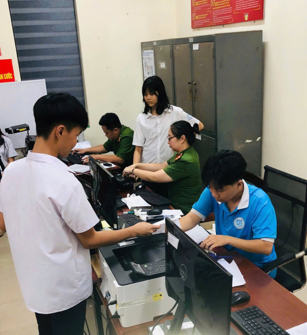 Công an phường thực hiện cấp căn cước cho công dân