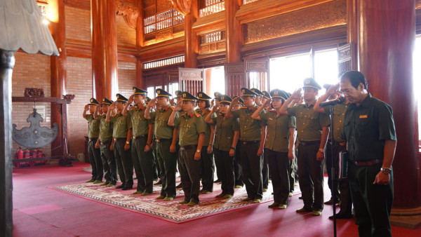 Đoàn dân hương tại Khu di tích lịch sử Quốc gia Thanh niên xung phong 915 (phường Gia Sàng, tỉnh Thái Nguyên)