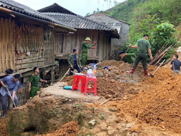 Cán bộ, chiến sĩ Công an xã Cường Lợi cùng chính quyền địa phương giúp đỡ, hỗ trợ người dân đào móng để xây mới theo chương trình xóa nhà tạm, nhà dột nát