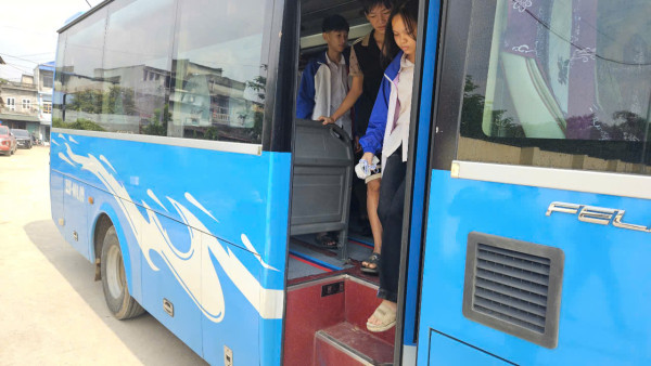 Công an xã Yên Trạch đưa đón người dân trên địa bàn đến địa điểm làm thủ tục cấp thẻ căn cước tại xã Phú Lương