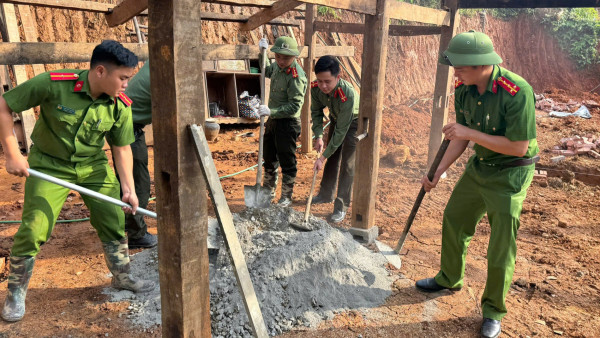 Những hình ảnh lực lượng Công an Thái Nguyên nỗ lực, tích cực triển khai Đề án xây dựng 1 000 căn nhà ở cho Nhân dân  (12)