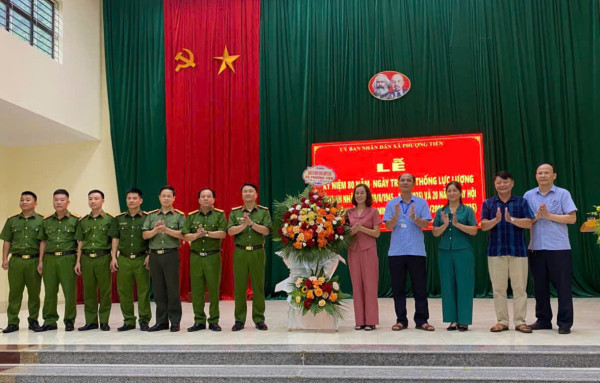 Các đại biểu chụp hình lưu niệm tại buổi lễ