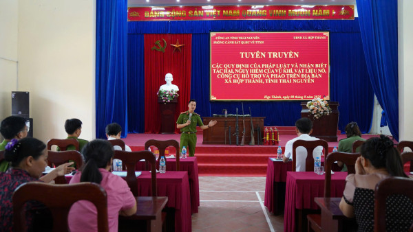 Phòng Cảnh sát QLHC về TTXH Công an tỉnh Thái Nguyên tuyên truyền pháp luật và nhận biết tác hại, nguy hiểm của vũ khí, vật liệu nổ, công cụ hỗ trợ và pháo tại địa bàn xã Hợp Thành, tỉnh Thái Nguyên