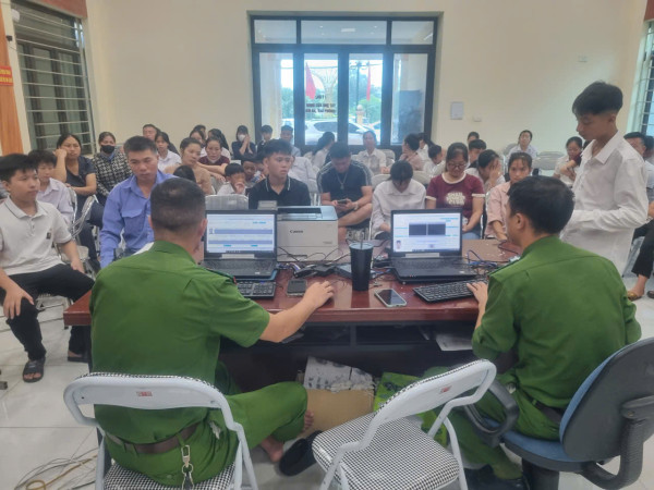 Lực lượng Công an phường thu thập thông tin cấp thẻ căn cước cho công dân