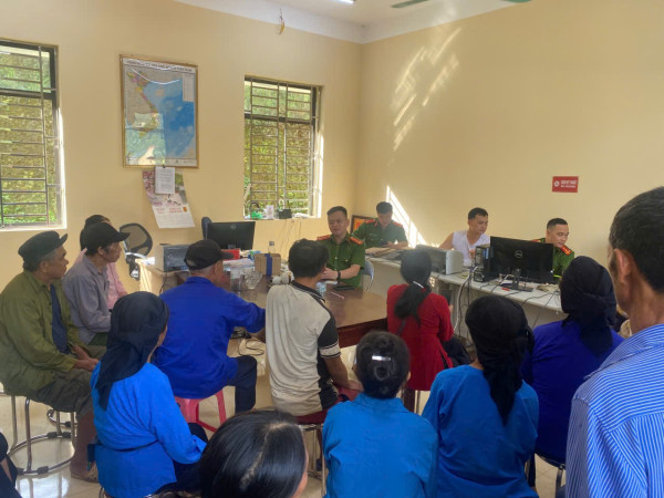 Lực lượng Công an xã Cao Minh tích cực kích hoạt định danh điện tử mức 2 cho quần chúng nhân dân trên địa bàn