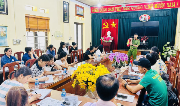 Cán bộ Phòng Cảnh sát PCCC&CNCH hướng dẫn sử dụng bình bột chữa cháy