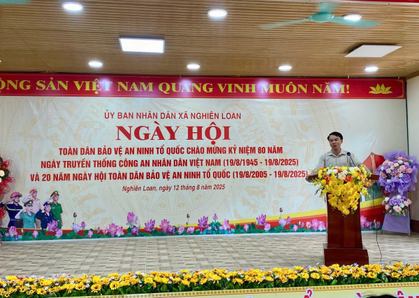 Đồng chí Dương Văn Quỳnh - Chủ tịch Ủy ban nhân dân xã phát biểu tại Ngày hội.