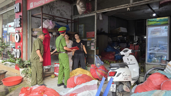 Công an phường tuyên truyền đến các hộ kinh doanh