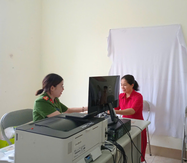 Cán bộ Công an phường thu nhận hồ sơ cấp đổi thẻ đảng cho đảng viên