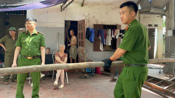 Công an phường Trung Thành hỗ trợ người dân khắc phục hậu quả thiên tai