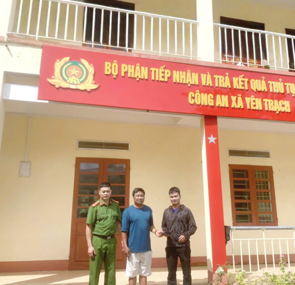 Công an xã Yên Trạch trao trả lại tài sản cho công dân