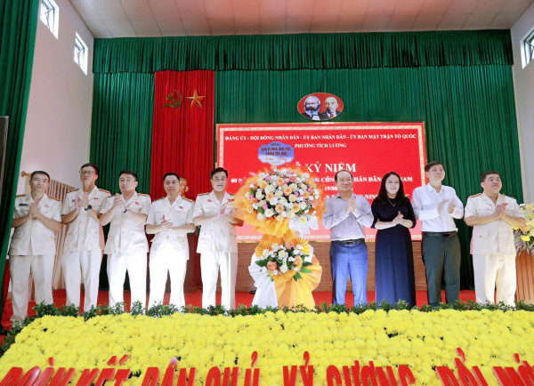 Lãnh đạo phường Tích Lương tặng hoa chúc mừng