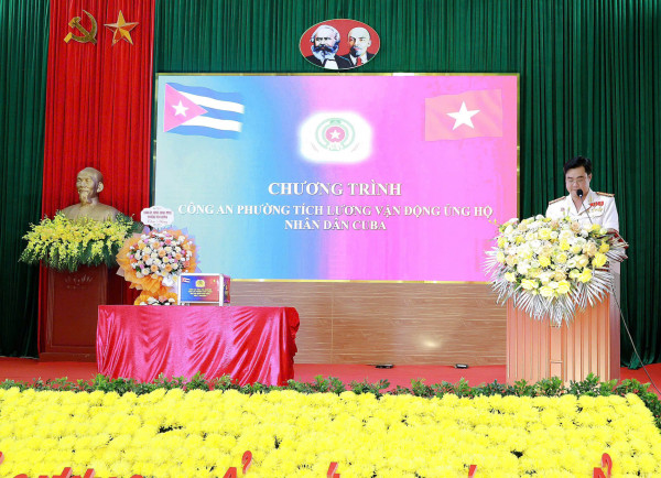 Công an phường Tích Lương sẻ chia khó khăn với nhân dân Cuba